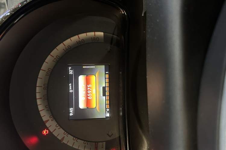 Used smart fortwo 2015 1.0L 52 kW Hardtop Passion Edition Odometer Close Up