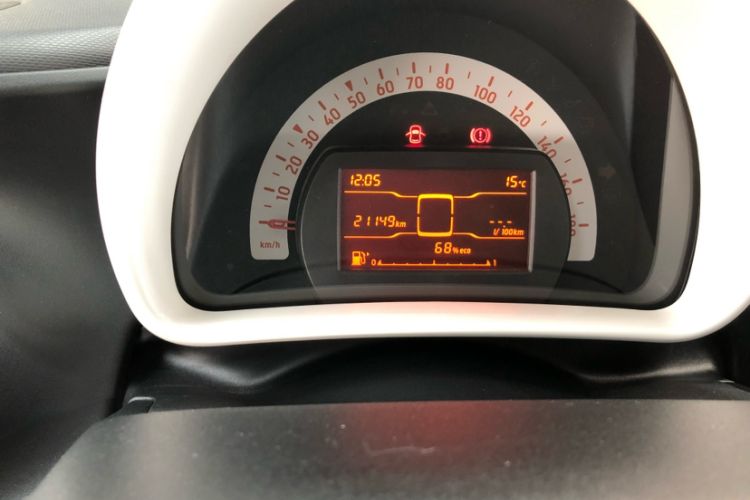Used smart fortwo 2015 1.0L 52 kW hardtop Dynamic version Odometer Close Up