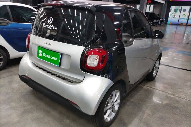 Used smart fortwo 2015 1.0L 52 kW hardtop Dynamic version Rear Right 45 Deg