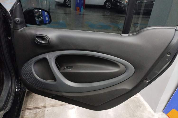 Used smart fortwo 2015 1.0L 52 kW hardtop Dynamic version Right Front Door Interior