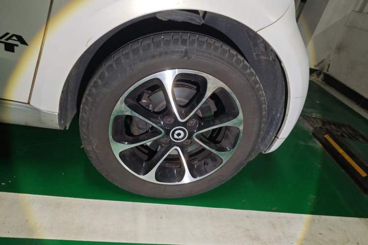 Used smart fortwo 2015 1.0L 52 kW Hardtop Passion Edition Right Front Wheel Hub