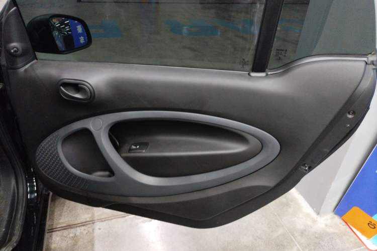 Used smart fortwo 2015 1.0L 52 kW hardtop Dynamic version Right Rear Door Interior