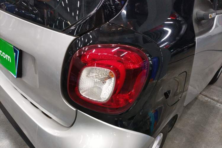 Used smart fortwo 2015 1.0L 52 kW hardtop Dynamic version Right Rear Taillight