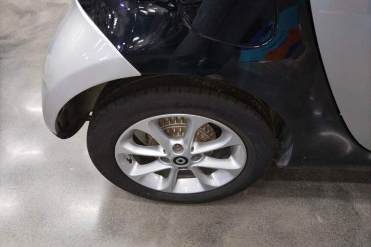 Used smart fortwo 2015 1.0L 52 kW hardtop Dynamic version Right Rear Wheel Hub