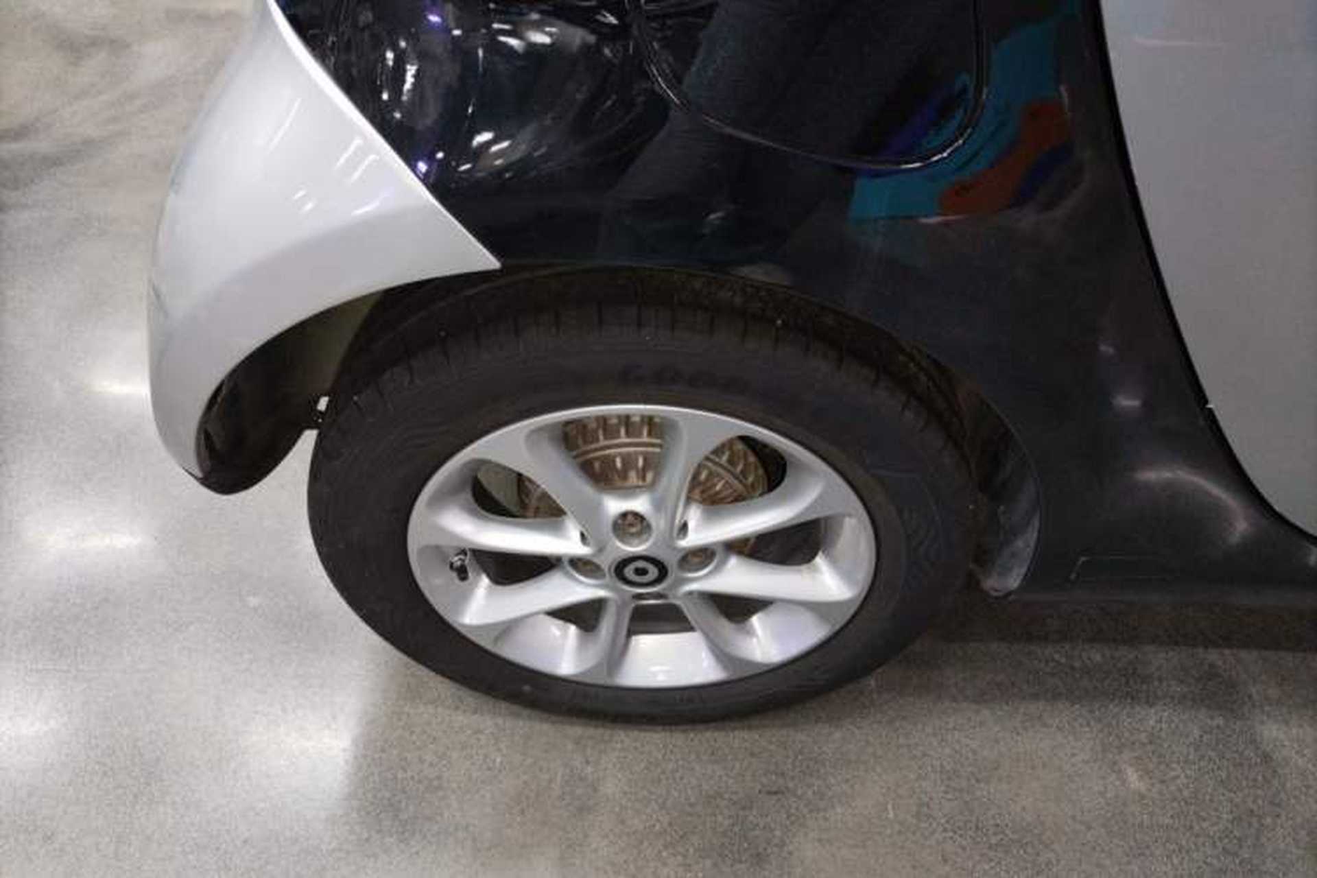 Used smart fortwo 2015 1.0L 52 kW hardtop Dynamic version Right Rear Wheel Hub