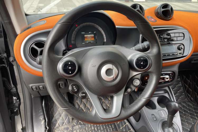 Used smart fortwo 2015 1.0L 52 kW Hardtop Passion Edition Steering Wheel