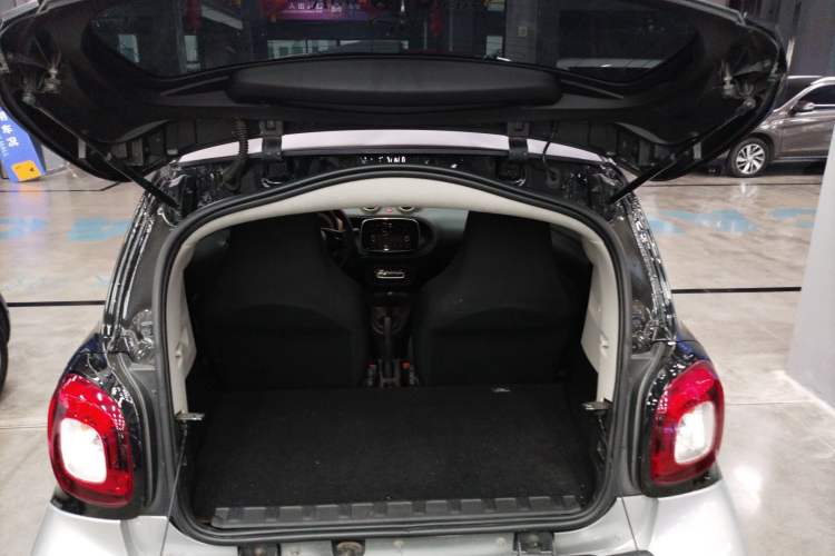 Used smart fortwo 2015 1.0L 52 kW hardtop Dynamic version Trunk