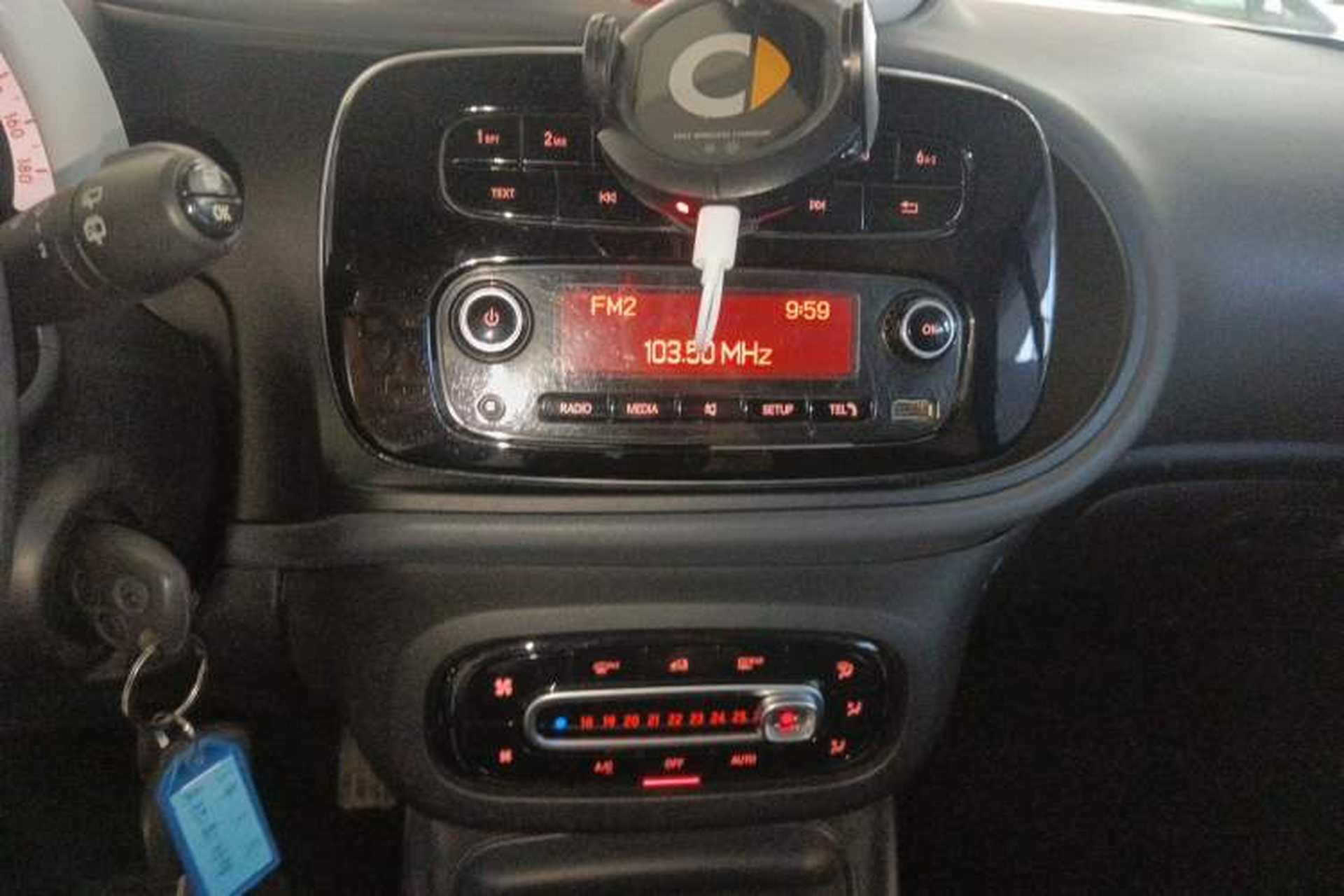 Used smart fortwo 2015 1.0L 52 kW hardtop Dynamic version Audio And AC Panel