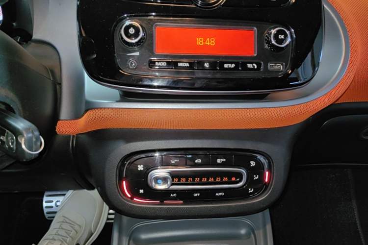 Used smart fortwo 2015 1.0L 52 kW Hardtop Passion Edition Audio And AC Panel