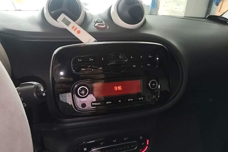 Used smart fortwo 2015 1.0L 52 kW hardtop Dynamic version Audio And AC Panel