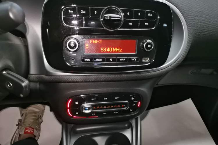 Used smart fortwo 2015 1.0L 52 kW Hardtop Passion Edition Audio And AC Panel