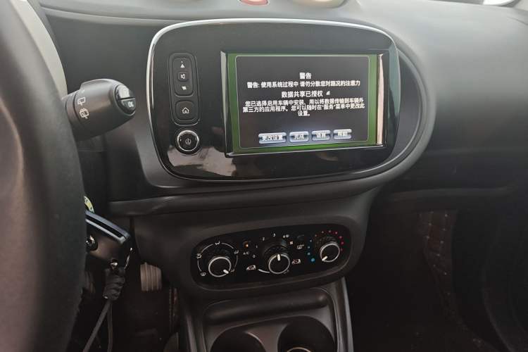 Used smart fortwo 2015 1.0L 52 kW hardtop Dynamic version Audio And AC Panel