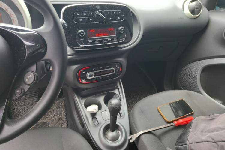 Used smart fortwo 2015 1.0L 52 kW hardtop Dynamic version Audio And AC Panel