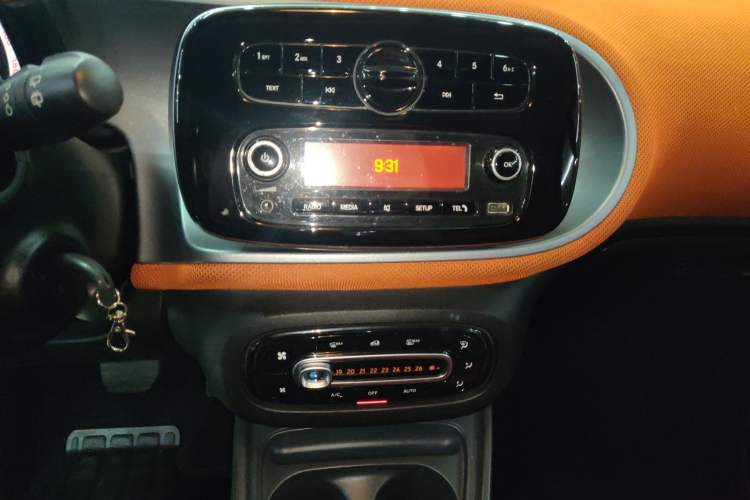 Used smart fortwo 2015 1.0L 52 kW Hardtop Passion Edition Audio And AC Panel