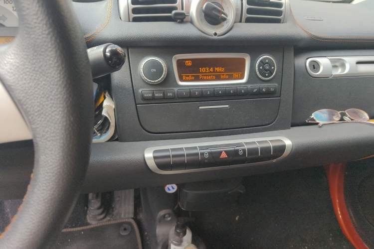 Used smart fortwo 2015 1.0 MHD Spark Special Edition Audio And AC Panel