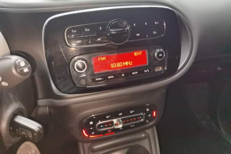 Used smart fortwo 2015 1.0L 52 kW hardtop Dynamic version Audio And AC Panel