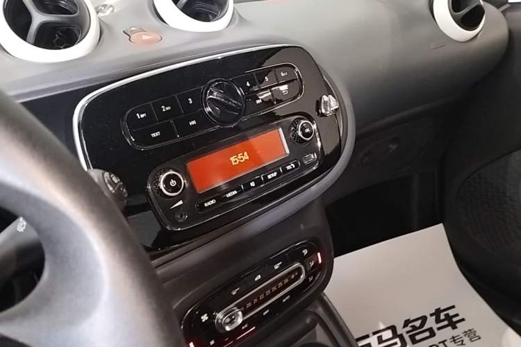 Used smart fortwo 2015 1.0L 52 kW hardtop Dynamic version Audio And AC Panel