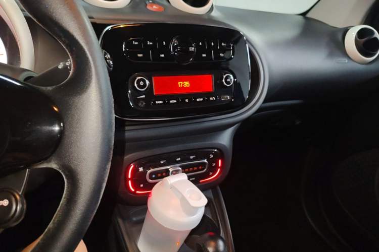 Used smart fortwo 2015 1.0L 52 kW hardtop Dynamic version Audio And AC Panel