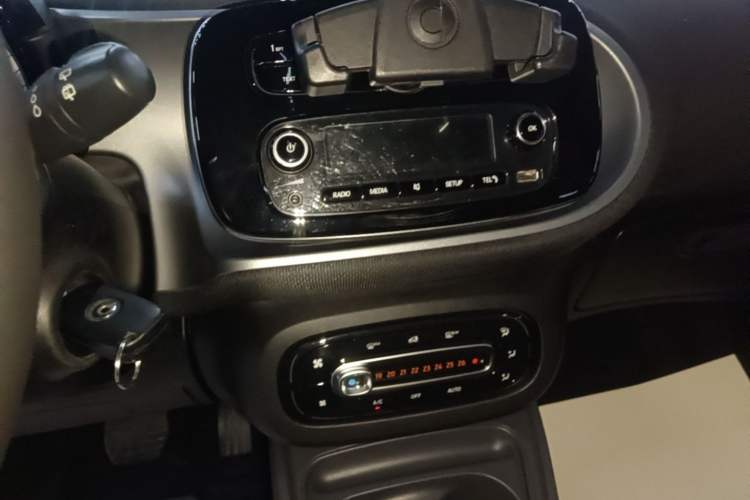 Used smart fortwo 2015 1.0L 52 kW Hardtop Passion Edition Audio And AC Panel