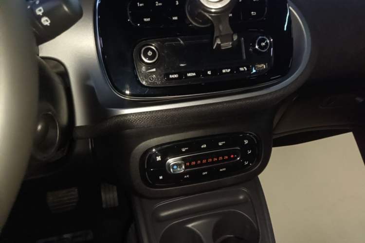 Used smart fortwo 2015 1.0L 52 kW Hardtop Passion Edition Audio And AC Panel