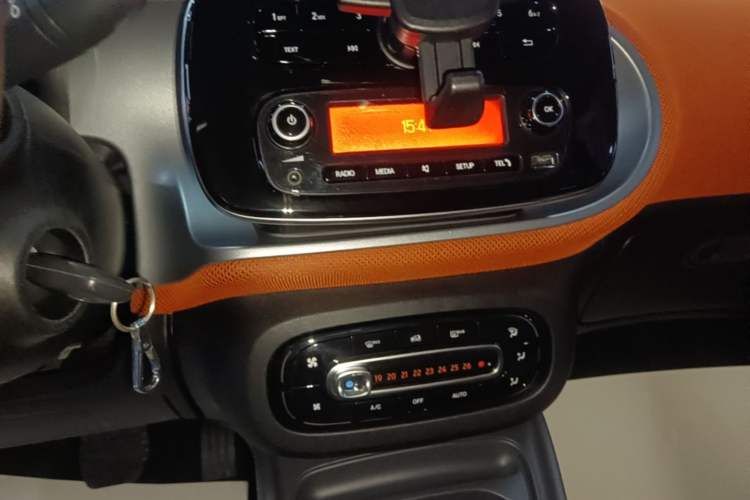 Used smart fortwo 2015 1.0L 52 kW Hardtop Passion Edition Audio And AC Panel
