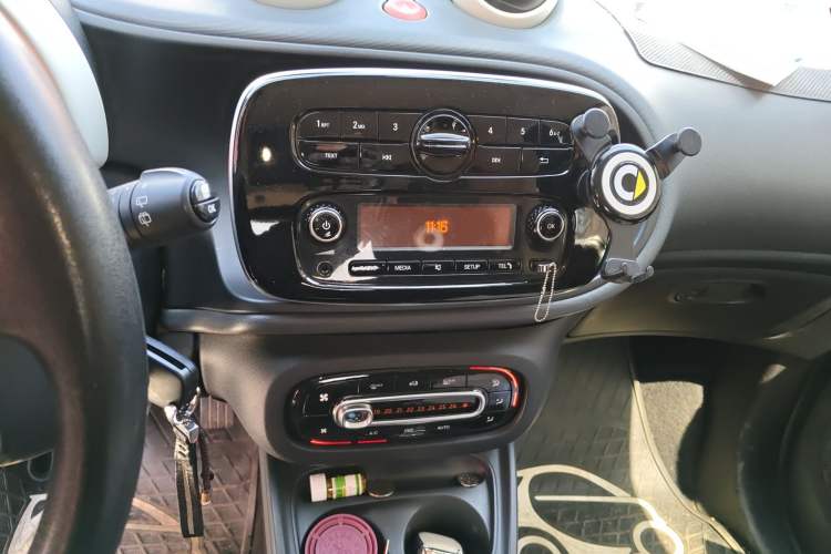 Used smart fortwo 2015 1.0L 52 kW hardtop Dynamic version Audio And AC Panel