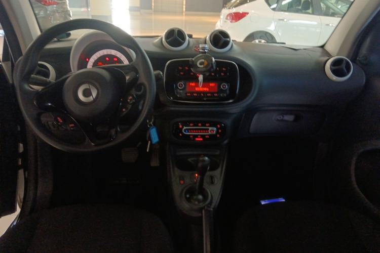 Used smart fortwo 2015 1.0L 52 kW hardtop Dynamic version Center Console