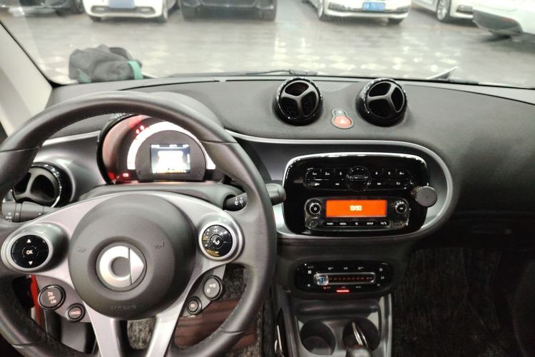Used smart fortwo 2015 1.0L 52 kW Hardtop Passion Edition Center Console