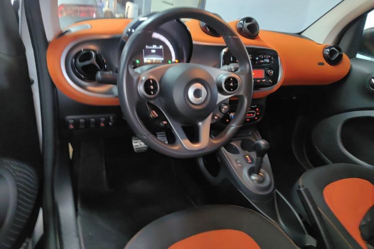 Used smart fortwo 2015 1.0L 52 kW Hardtop Passion Edition Center Console