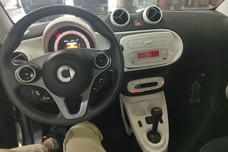 Used smart fortwo 2015 1.0L 52 kW Hardtop Passion Edition Center Console