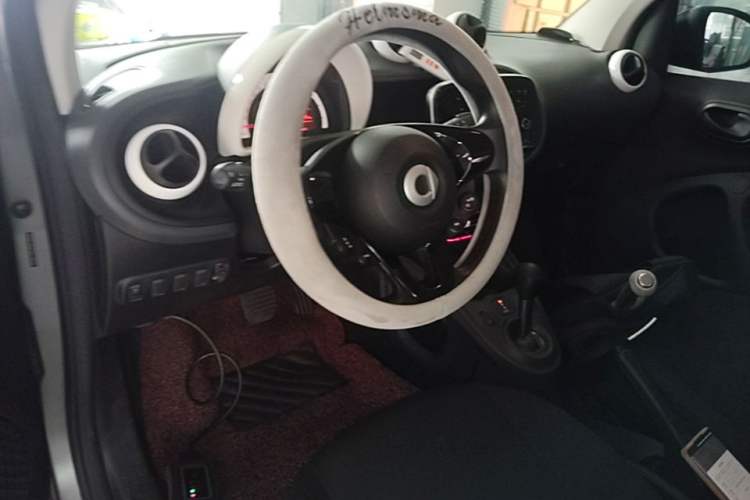 Used smart fortwo 2015 1.0L 52 kW hardtop Dynamic version Center Console