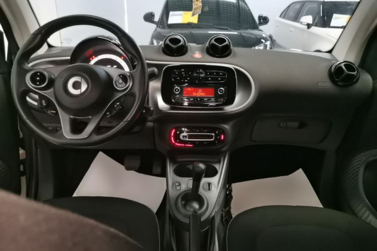 Used smart fortwo 2015 1.0L 52 kW Hardtop Passion Edition Center Console