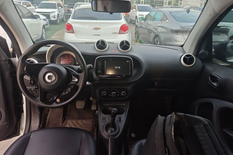 Used smart fortwo 2015 1.0L 52 kW hardtop Dynamic version Center Console