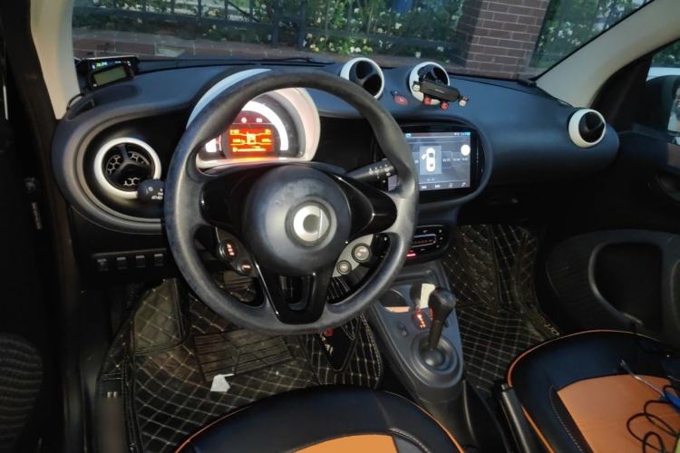 Used smart fortwo 2015 1.0L 52 kW hardtop Dynamic version Center Console