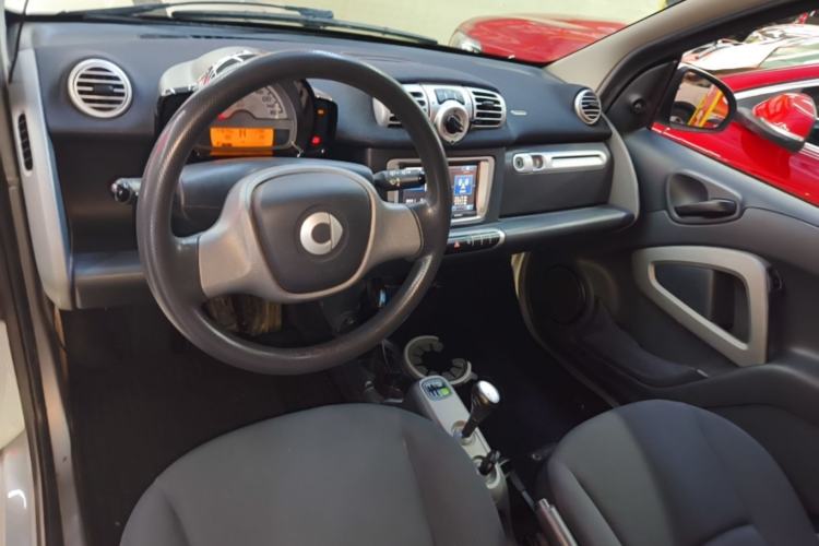 Used smart fortwo 2015 1.0 MHD Comfort Travel Edition Center Console