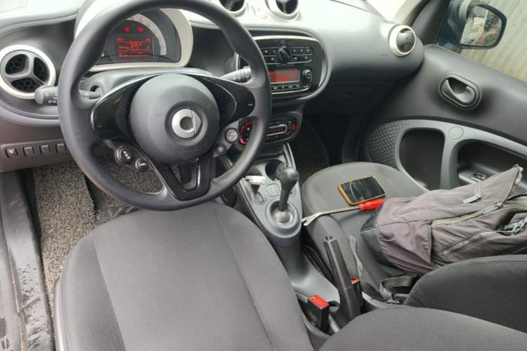 Used smart fortwo 2015 1.0L 52 kW hardtop Dynamic version Center Console