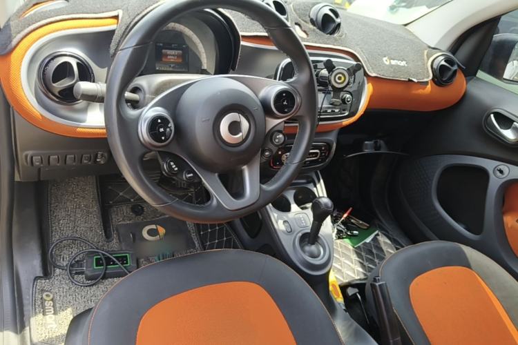 Used smart fortwo 2015 1.0L 52 kW Hardtop Passion Edition Center Console