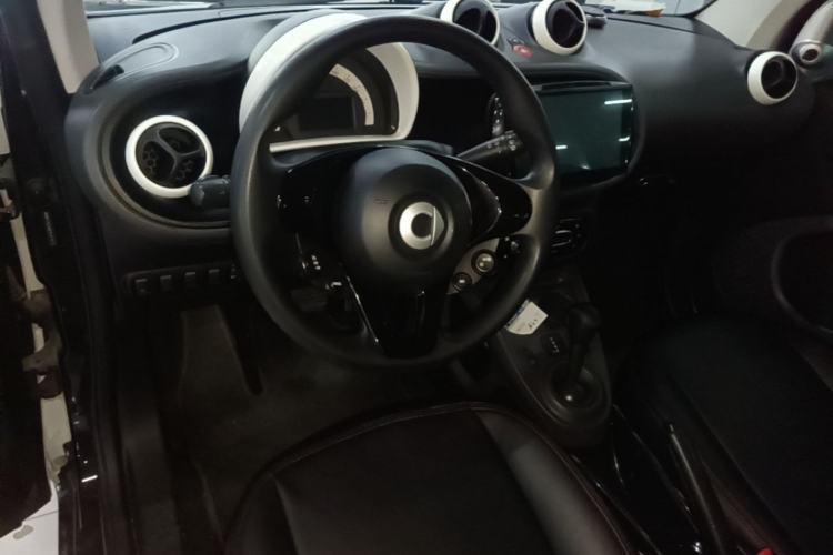 Used smart fortwo 2015 1.0L 52 kW hardtop Dynamic version Center Console
