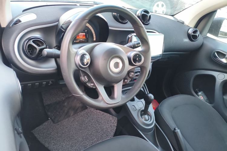 Used smart fortwo 2015 1.0L 52 kW Hardtop Passion Edition Center Console