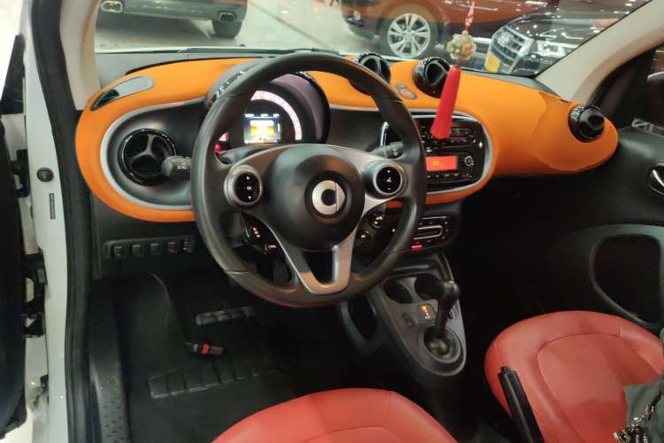 Used smart fortwo 2015 1.0L 52 kW Hardtop Passion Edition Center Console