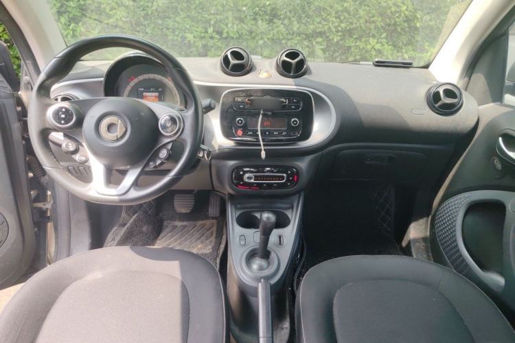 Used smart fortwo 2015 1.0L 52 kW Hardtop Passion Edition Center Console