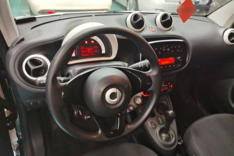 Used smart fortwo 2015 1.0L 52 kW hardtop Dynamic version Center Console