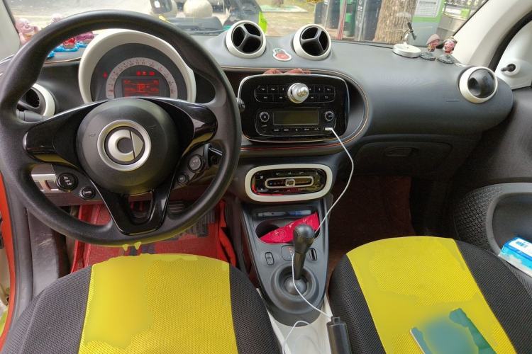 Used smart fortwo 2015 1.0L 52 kW hardtop Dynamic version Center Console