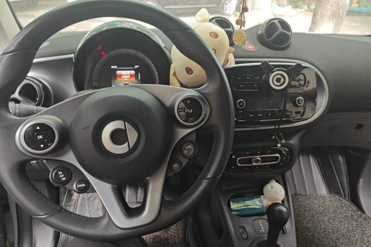 Used smart fortwo 2015 1.0L 52 kW Hardtop Passion Edition Center Console