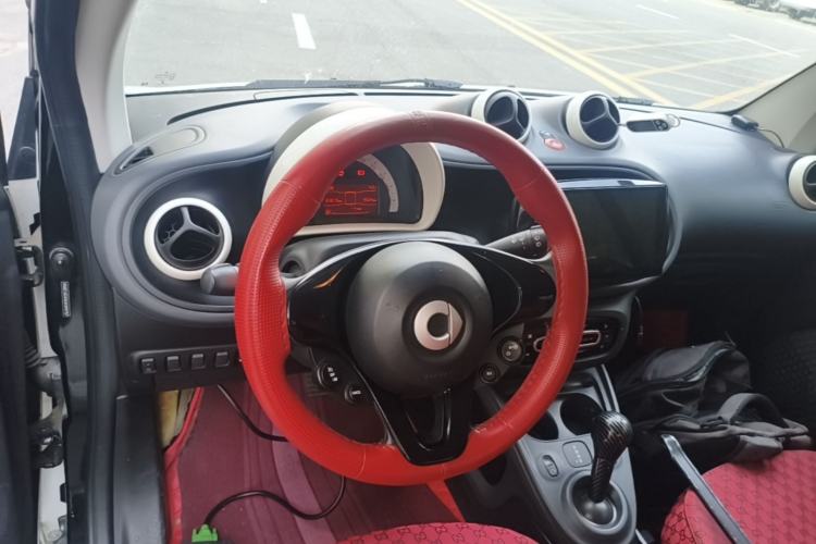 Used smart fortwo 2015 1.0L 52 kW hardtop Dynamic version Center Console