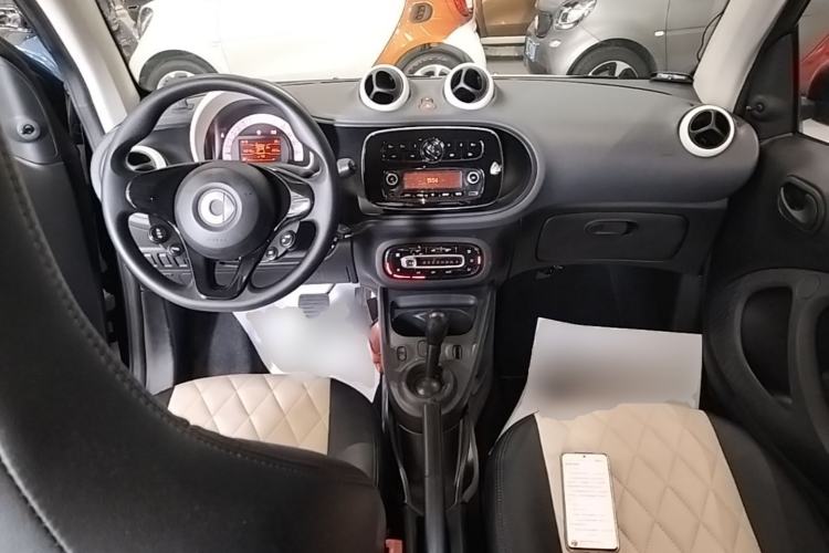 Used smart fortwo 2015 1.0L 52 kW hardtop Dynamic version Center Console