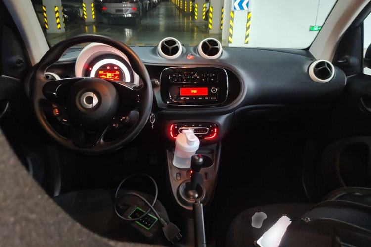 Used smart fortwo 2015 1.0L 52 kW hardtop Dynamic version Center Console