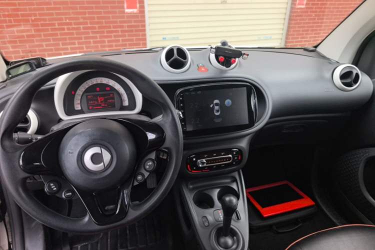 Used smart fortwo 2015 1.0L 52 kW hardtop Dynamic version Center Console