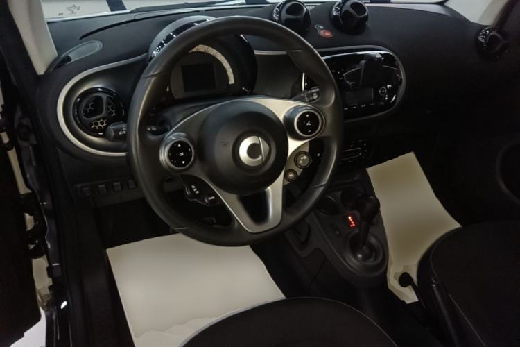 Used smart fortwo 2015 1.0L 52 kW Hardtop Passion Edition Center Console