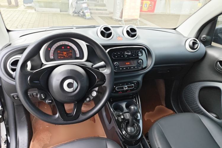 Used smart fortwo 2015 1.0L 52 kW hardtop Dynamic version Center Console